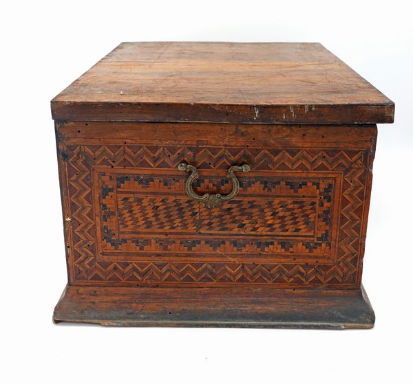 Cassetta in legno intarsiato, XIX secolo  - Asta Collezioni Private - Mobili, Oggetti d'Arte e Dipinti Antichi e del XIX Secolo - Associazione Nazionale - Case d'Asta italiane