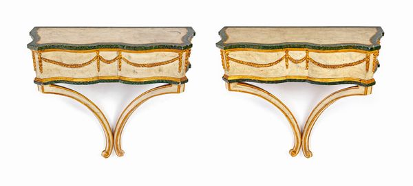 Coppia di piccole consoles d'applique in legno laccato  - Asta Collezioni Private - Mobili, Oggetti d'Arte e Dipinti Antichi e del XIX Secolo - Associazione Nazionale - Case d'Asta italiane