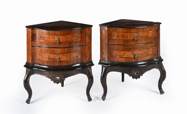 Coppia di angoliere in noce e radica  - Asta Collezioni Private - Mobili, Oggetti d'Arte e Dipinti Antichi e del XIX Secolo - Associazione Nazionale - Case d'Asta italiane