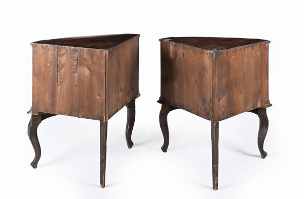 Coppia di angoliere in noce e radica  - Asta Collezioni Private - Mobili, Oggetti d'Arte e Dipinti Antichi e del XIX Secolo - Associazione Nazionale - Case d'Asta italiane