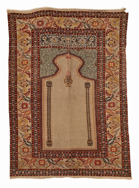 Tappeto da preghiera Kaiseri fondo avorio, Anatolia, inizi del XX secolo  - Asta Collezioni Private - Mobili, Oggetti d'Arte e Dipinti Antichi e del XIX Secolo - Associazione Nazionale - Case d'Asta italiane