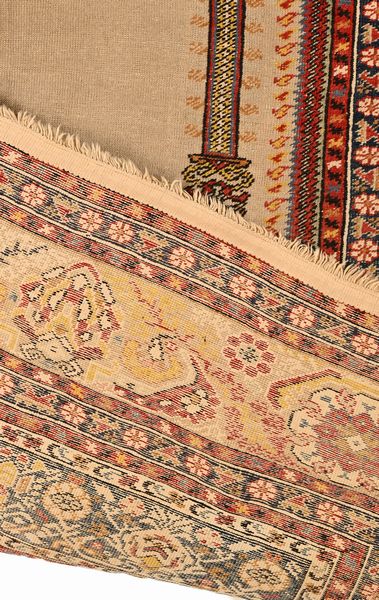 Tappeto da preghiera Kaiseri fondo avorio, Anatolia, inizi del XX secolo  - Asta Collezioni Private - Mobili, Oggetti d'Arte e Dipinti Antichi e del XIX Secolo - Associazione Nazionale - Case d'Asta italiane