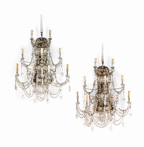 Coppia di grandi appliques a nove luci con pendenti in cristallo, XIX secolo  - Asta Collezioni Private - Mobili, Oggetti d'Arte e Dipinti Antichi e del XIX Secolo - Associazione Nazionale - Case d'Asta italiane