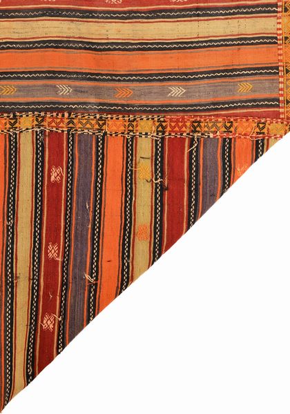 Tappeto Kilim Nomade, Nord Africa, XX secolo  - Asta Collezioni Private - Mobili, Oggetti d'Arte e Dipinti Antichi e del XIX Secolo - Associazione Nazionale - Case d'Asta italiane