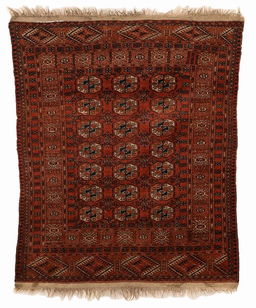 Tappeto turkmeno a disegno Bukhara, inizi XX secolo  - Asta Collezioni Private - Mobili, Oggetti d'Arte e Dipinti Antichi e del XIX Secolo - Associazione Nazionale - Case d'Asta italiane