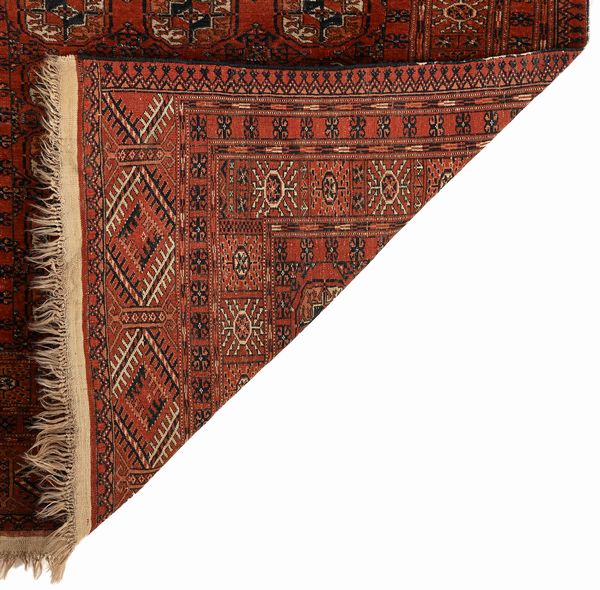 Tappeto turkmeno a disegno Bukhara, inizi XX secolo  - Asta Collezioni Private - Mobili, Oggetti d'Arte e Dipinti Antichi e del XIX Secolo - Associazione Nazionale - Case d'Asta italiane