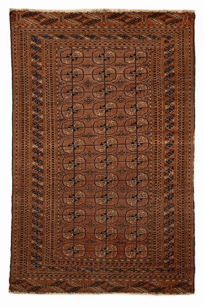 Tappeto Turkmeno Bukhara, inizio XX secolo  - Asta Collezioni Private - Mobili, Oggetti d'Arte e Dipinti Antichi e del XIX Secolo - Associazione Nazionale - Case d'Asta italiane