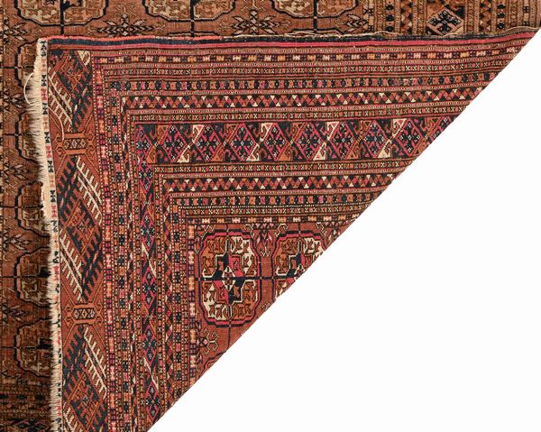 Tappeto Turkmeno Bukhara, inizio XX secolo  - Asta Collezioni Private - Mobili, Oggetti d'Arte e Dipinti Antichi e del XIX Secolo - Associazione Nazionale - Case d'Asta italiane