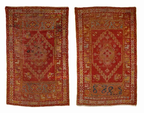 Coppia di piccoli tappeti anatolici, inizi del XX secolo  - Asta Collezioni Private - Mobili, Oggetti d'Arte e Dipinti Antichi e del XIX Secolo - Associazione Nazionale - Case d'Asta italiane