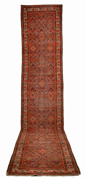 Corsia Melayer fondo rosso, Persia, inizi XX secolo  - Asta Collezioni Private - Mobili, Oggetti d'Arte e Dipinti Antichi e del XIX Secolo - Associazione Nazionale - Case d'Asta italiane