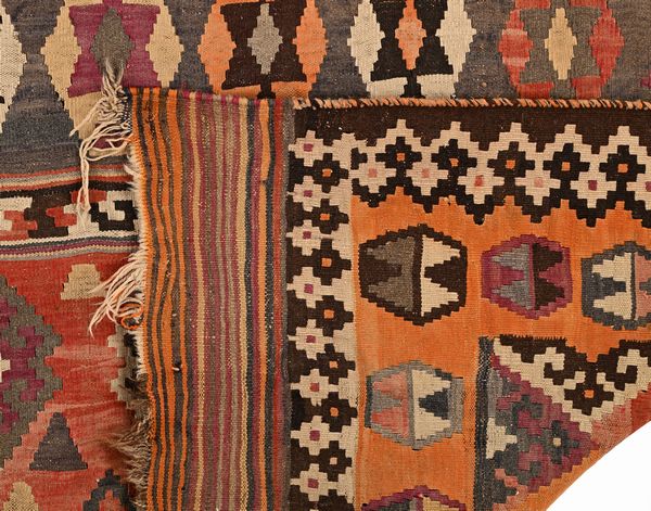 Tappeto Kilim Anatolico, Turchia, XX secolo  - Asta Collezioni Private - Mobili, Oggetti d'Arte e Dipinti Antichi e del XIX Secolo - Associazione Nazionale - Case d'Asta italiane