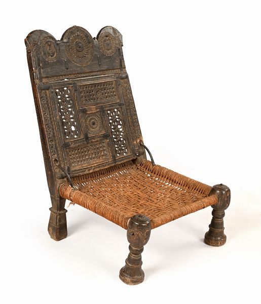 Sedia bassa in legno intagliato, arte medio orientale, XIX secolo  - Asta Collezioni Private - Mobili, Oggetti d'Arte e Dipinti Antichi e del XIX Secolo - Associazione Nazionale - Case d'Asta italiane