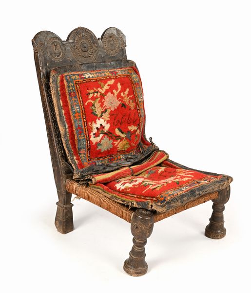 Sedia bassa in legno intagliato, arte medio orientale, XIX secolo  - Asta Collezioni Private - Mobili, Oggetti d'Arte e Dipinti Antichi e del XIX Secolo - Associazione Nazionale - Case d'Asta italiane