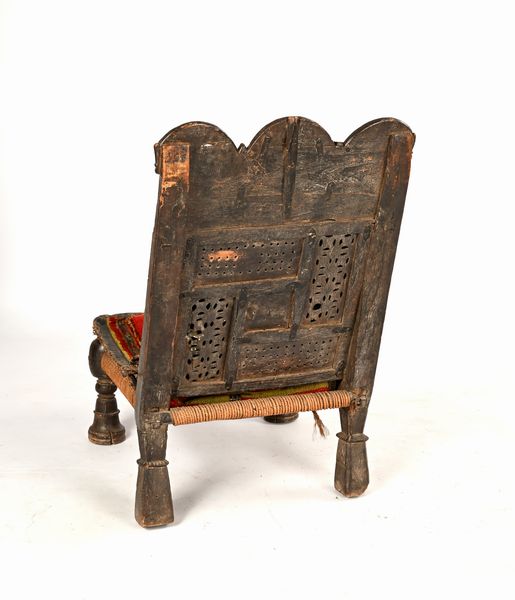 Sedia bassa in legno intagliato, arte medio orientale, XIX secolo  - Asta Collezioni Private - Mobili, Oggetti d'Arte e Dipinti Antichi e del XIX Secolo - Associazione Nazionale - Case d'Asta italiane