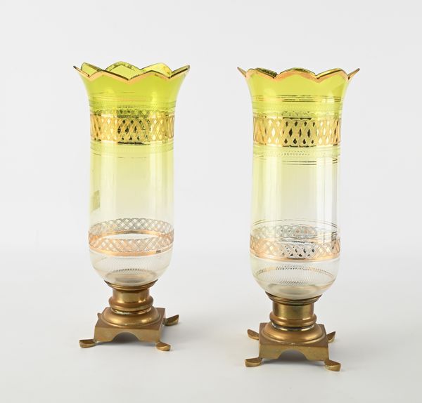 Coppia di portacandela photophores in ottone e cristallo, fine del XIX/inizi del XX secolo  - Asta Collezioni Private - Mobili, Oggetti d'Arte e Dipinti Antichi e del XIX Secolo - Associazione Nazionale - Case d'Asta italiane