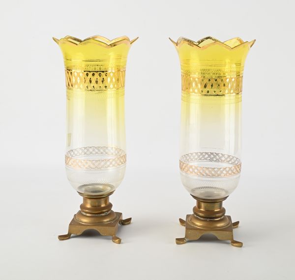 Coppia di portacandela photophores in ottone e cristallo, fine del XIX/inizi del XX secolo  - Asta Collezioni Private - Mobili, Oggetti d'Arte e Dipinti Antichi e del XIX Secolo - Associazione Nazionale - Case d'Asta italiane