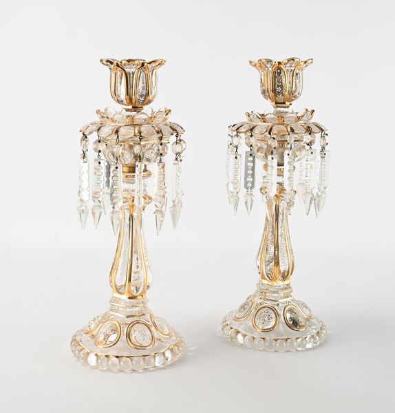 Coppia di girandoles in vetro con decorazioni dipinte in oro, Irlanda, XIX secolo  - Asta Collezioni Private - Mobili, Oggetti d'Arte e Dipinti Antichi e del XIX Secolo - Associazione Nazionale - Case d'Asta italiane