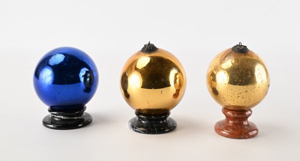 Tre wish balls diverse in vetro soffiato blu e oro, Inghilterra fine XIX/inizi XX secolo  - Asta Collezioni Private - Mobili, Oggetti d'Arte e Dipinti Antichi e del XIX Secolo - Associazione Nazionale - Case d'Asta italiane