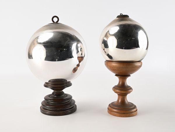 Due wish balls in vetro soffiato argentato, Inghilterra, fine XIX/inizi XX secolo  - Asta Collezioni Private - Mobili, Oggetti d'Arte e Dipinti Antichi e del XIX Secolo - Associazione Nazionale - Case d'Asta italiane