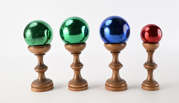 Quattro wish balls diverse in vetro soffiato, Inghilterra, fine XIX/inizi XX secolo  - Asta Collezioni Private - Mobili, Oggetti d'Arte e Dipinti Antichi e del XIX Secolo - Associazione Nazionale - Case d'Asta italiane