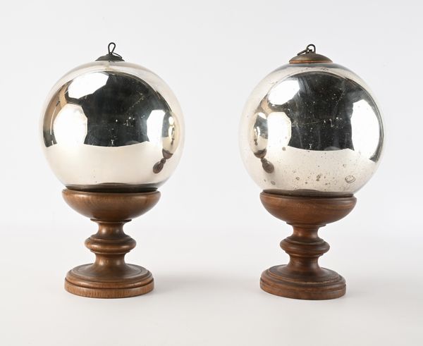 Due wish balls in vetro soffiato argentato, Inghilterra, fine XIX/inizi XX secolo  - Asta Collezioni Private - Mobili, Oggetti d'Arte e Dipinti Antichi e del XIX Secolo - Associazione Nazionale - Case d'Asta italiane