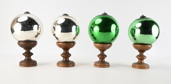 Quattro wish balls in vetro soffiato, Inghilterra, fine XIX/inizi XX secolo  - Asta Collezioni Private - Mobili, Oggetti d'Arte e Dipinti Antichi e del XIX Secolo - Associazione Nazionale - Case d'Asta italiane