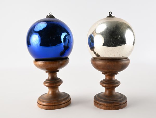 Due wish balls in vetro soffiato blu e argento, Inghilterra, fine XIX/inizi XX secolo  - Asta Collezioni Private - Mobili, Oggetti d'Arte e Dipinti Antichi e del XIX Secolo - Associazione Nazionale - Case d'Asta italiane