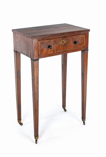 Tavolino in mogano, Inghilterra, XIX secolo  - Asta Collezioni Private - Mobili, Oggetti d'Arte e Dipinti Antichi e del XIX Secolo - Associazione Nazionale - Case d'Asta italiane