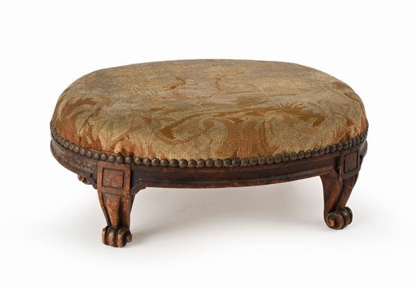 Poggiapiedi rettangolare in legno con rivestimento a piccolo punto, Inghilterra, Spillman & co, fine del XIX/inizi del XX secolo  - Asta Collezioni Private - Mobili, Oggetti d'Arte e Dipinti Antichi e del XIX Secolo - Associazione Nazionale - Case d'Asta italiane