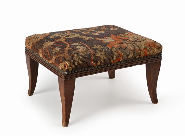Poggiapiedi ovale in legno con rivestimenti a piccolo punto, XIX secolo  - Asta Collezioni Private - Mobili, Oggetti d'Arte e Dipinti Antichi e del XIX Secolo - Associazione Nazionale - Case d'Asta italiane