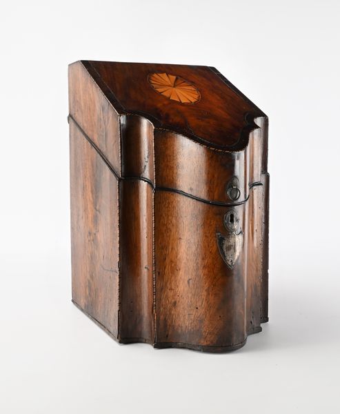 Scatola portaposate in mogano e satinwood, Inghilterra, XIX secolo  - Asta Collezioni Private - Mobili, Oggetti d'Arte e Dipinti Antichi e del XIX Secolo - Associazione Nazionale - Case d'Asta italiane