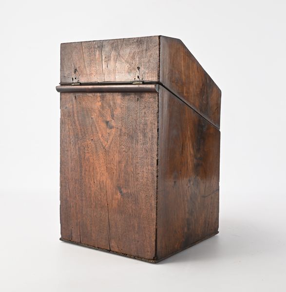 Scatola portaposate in mogano e satinwood, Inghilterra, XIX secolo  - Asta Collezioni Private - Mobili, Oggetti d'Arte e Dipinti Antichi e del XIX Secolo - Associazione Nazionale - Case d'Asta italiane