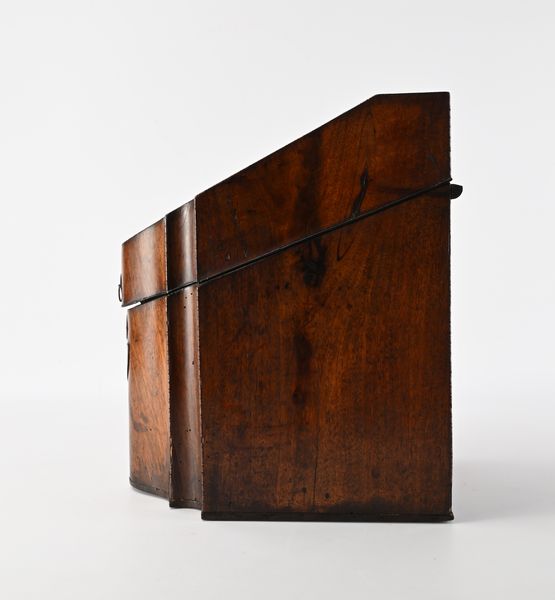 Scatola portaposate in mogano e satinwood, Inghilterra, XIX secolo  - Asta Collezioni Private - Mobili, Oggetti d'Arte e Dipinti Antichi e del XIX Secolo - Associazione Nazionale - Case d'Asta italiane