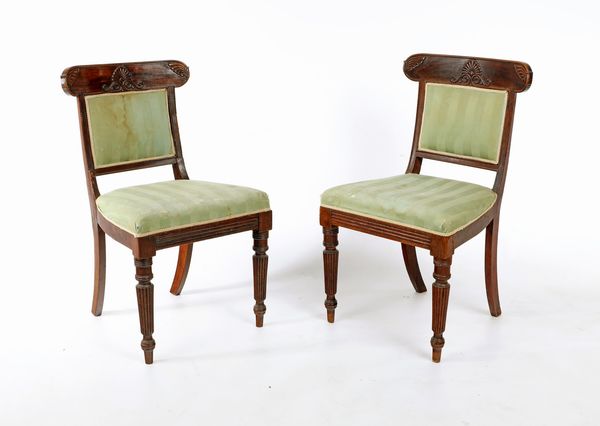 Coppia di sedie in mogano, Inghilterra, seconda met� del XIX secolo  - Asta Collezioni Private - Mobili, Oggetti d'Arte e Dipinti Antichi e del XIX Secolo - Associazione Nazionale - Case d'Asta italiane