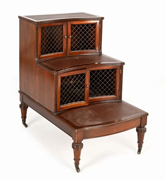 Scaletta da biblioteca in mogano, Inghilterra, fine XIX secolo  - Asta Collezioni Private - Mobili, Oggetti d'Arte e Dipinti Antichi e del XIX Secolo - Associazione Nazionale - Case d'Asta italiane