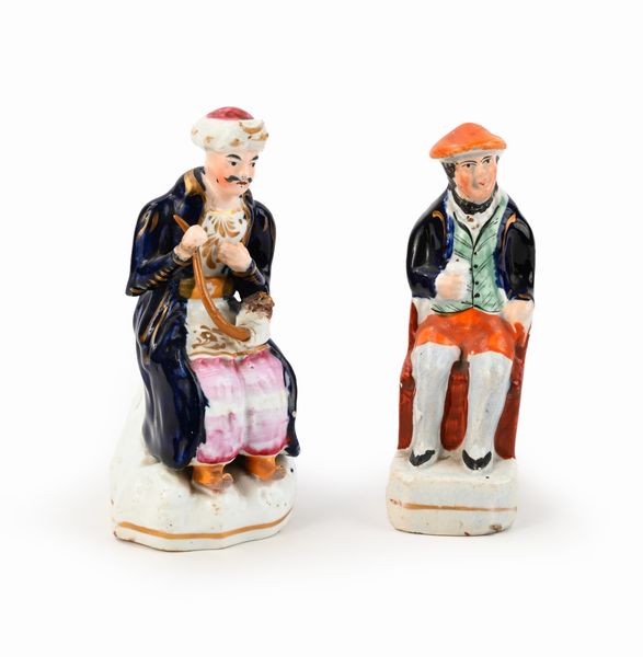 Due figure maschili sedute in ceramica policroma, Inghilterra, Staffordshire, XIX secolo  - Asta Collezioni Private - Mobili, Oggetti d'Arte e Dipinti Antichi e del XIX Secolo - Associazione Nazionale - Case d'Asta italiane