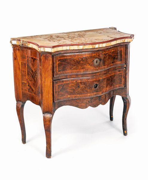 Cassettone sagomato in radica con filettature, Roma, XVIII secolo  - Asta Collezioni Private - Mobili, Oggetti d'Arte e Dipinti Antichi e del XIX Secolo - Associazione Nazionale - Case d'Asta italiane