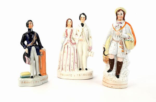 Tre grandi figure in ceramica policroma, Inghilterra, Staffordshire, XIX e XX secolo  - Asta Collezioni Private - Mobili, Oggetti d'Arte e Dipinti Antichi e del XIX Secolo - Associazione Nazionale - Case d'Asta italiane