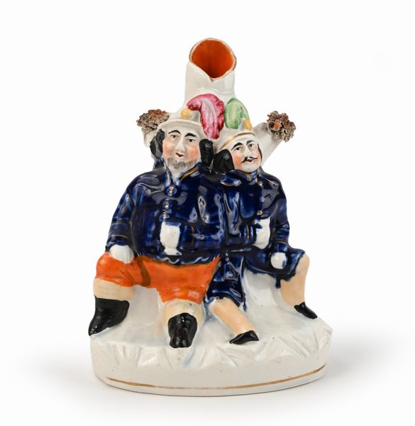 Spill vase in ceramica policroma con due figure maschili, Inghilterra, Staffordshire, XIX secolo  - Asta Collezioni Private - Mobili, Oggetti d'Arte e Dipinti Antichi e del XIX Secolo - Associazione Nazionale - Case d'Asta italiane