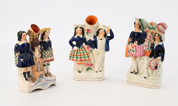 Due spills vases ed un gruppo con figure di villani in ceramica policroma, Inghilterra, Staffordshire, XIX e XX secolo  - Asta Collezioni Private - Mobili, Oggetti d'Arte e Dipinti Antichi e del XIX Secolo - Associazione Nazionale - Case d'Asta italiane