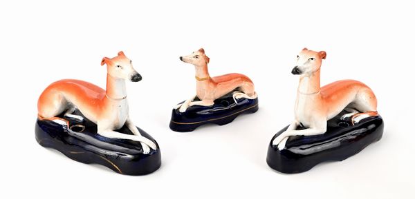 Tre portapenne in terraglia modellati come cani whippet, Inghilterra, Staffordshire, inizi del XX secolo  - Asta Collezioni Private - Mobili, Oggetti d'Arte e Dipinti Antichi e del XIX Secolo - Associazione Nazionale - Case d'Asta italiane