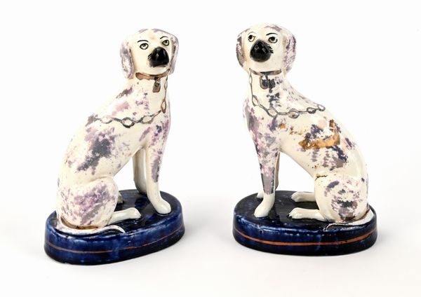 Coppia di cani spaniel in ceramica, Inghilterra, Staffordshire, inizi del XX secolo  - Asta Collezioni Private - Mobili, Oggetti d'Arte e Dipinti Antichi e del XIX Secolo - Associazione Nazionale - Case d'Asta italiane