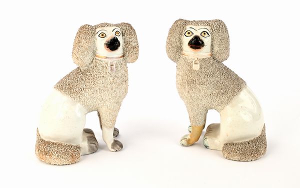 Coppia di cani barboncini in ceramica, Inghilterra, Staffordshire, fine XIX/inizi XX secolo  - Asta Collezioni Private - Mobili, Oggetti d'Arte e Dipinti Antichi e del XIX Secolo - Associazione Nazionale - Case d'Asta italiane