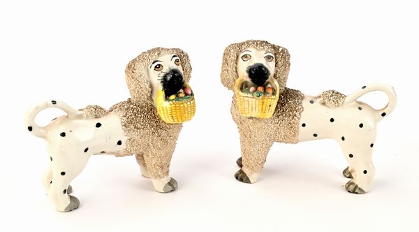 Coppia di barbonicini con cesto di frutta e manto maculato, Inghilterra, Staffordshire, inizi del XX secolo  - Asta Collezioni Private - Mobili, Oggetti d'Arte e Dipinti Antichi e del XIX Secolo - Associazione Nazionale - Case d'Asta italiane