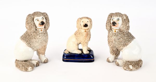 Tre cani barboncini in ceramica, Inghilterra, Staffordshire, XIX secolo  - Asta Collezioni Private - Mobili, Oggetti d'Arte e Dipinti Antichi e del XIX Secolo - Associazione Nazionale - Case d'Asta italiane