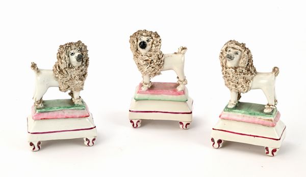 Tre figure di cane barboncino su base, Inghilterra, Staffordshire, XIX secolo  - Asta Collezioni Private - Mobili, Oggetti d'Arte e Dipinti Antichi e del XIX Secolo - Associazione Nazionale - Case d'Asta italiane