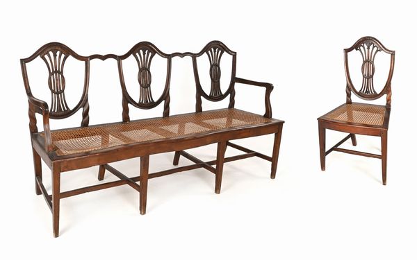 Divano in noce a tre posti e sedia en suite, Inghilterra, epoca Giorgio III, XVIII secolo  - Asta Collezioni Private - Mobili, Oggetti d'Arte e Dipinti Antichi e del XIX Secolo - Associazione Nazionale - Case d'Asta italiane