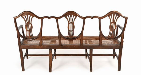 Divano in noce a tre posti e sedia en suite, Inghilterra, epoca Giorgio III, XVIII secolo  - Asta Collezioni Private - Mobili, Oggetti d'Arte e Dipinti Antichi e del XIX Secolo - Associazione Nazionale - Case d'Asta italiane