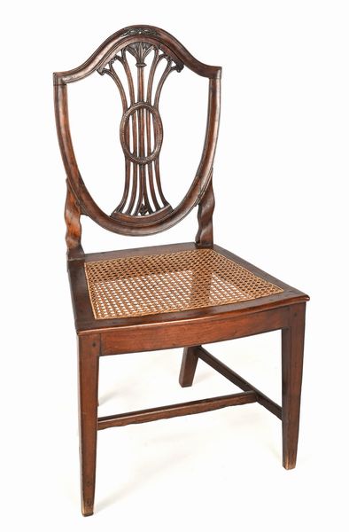 Divano in noce a tre posti e sedia en suite, Inghilterra, epoca Giorgio III, XVIII secolo  - Asta Collezioni Private - Mobili, Oggetti d'Arte e Dipinti Antichi e del XIX Secolo - Associazione Nazionale - Case d'Asta italiane