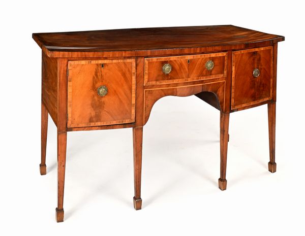 Sideboard in mogano con filettature ed intarsi in legni di frutto, Inghilterra, fine XVIII/inizio XIX secolo  - Asta Collezioni Private - Mobili, Oggetti d'Arte e Dipinti Antichi e del XIX Secolo - Associazione Nazionale - Case d'Asta italiane